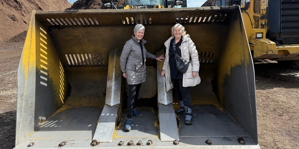 76-Year-Old Retiree: I Travel With Other Grandmas and Record It All