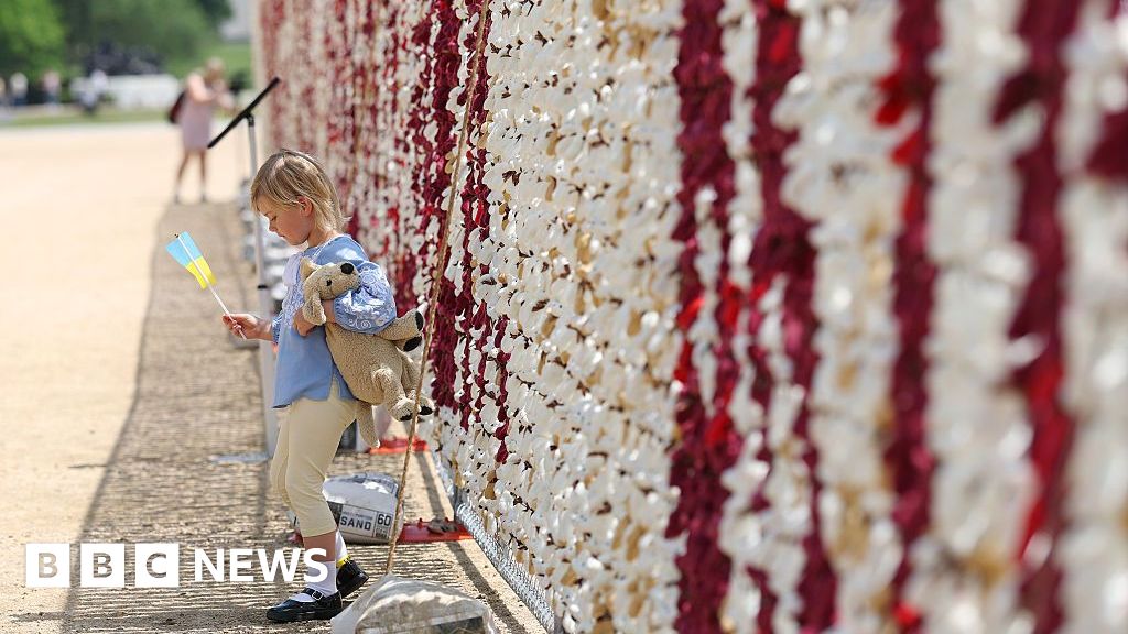 20,000 teddy bears highlight plight of missing Ukrainian children