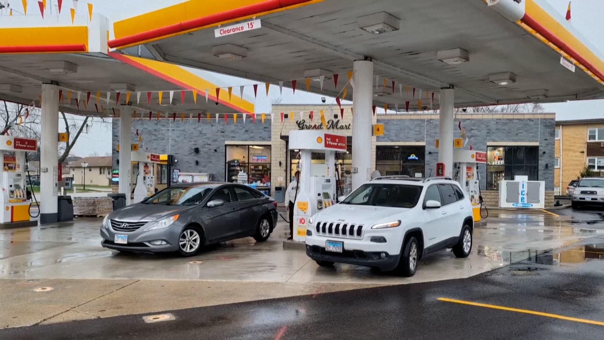 “We blame Trump”: Drivers line up for free gas as prices surge in the US | Donald Trump News