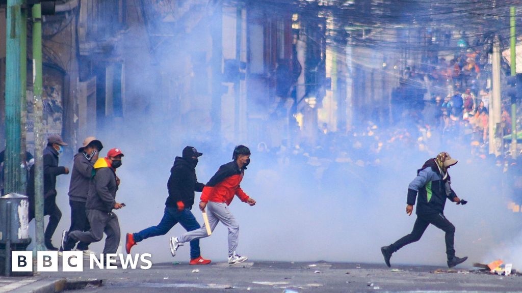 Anti-government demonstrators and police clash in Bolivia