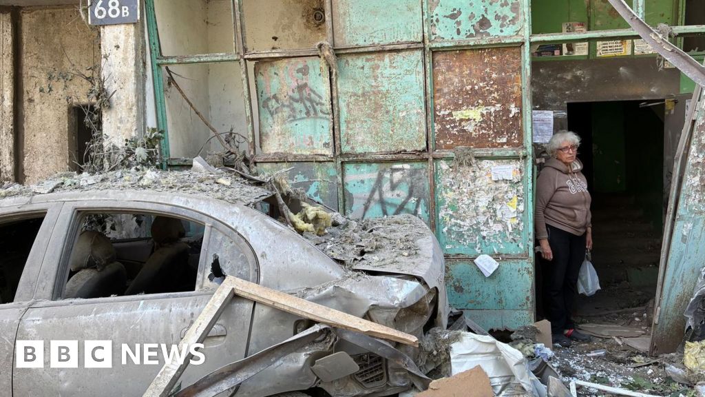 Sleepy Kyiv neighbourhood hit in Russian strike