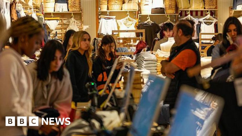 Why is this teen fashion brand closing its fitting rooms?