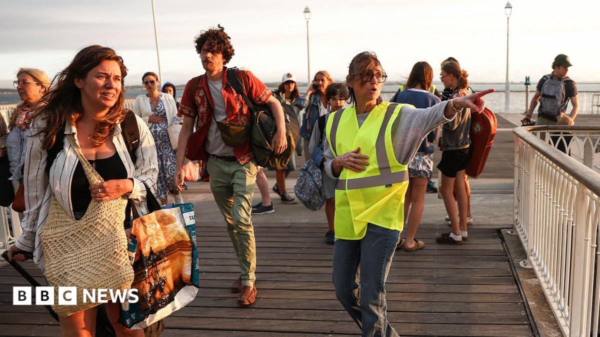 France orders evacuation of Cap Ferret peninsula as hundreds flee wildfires