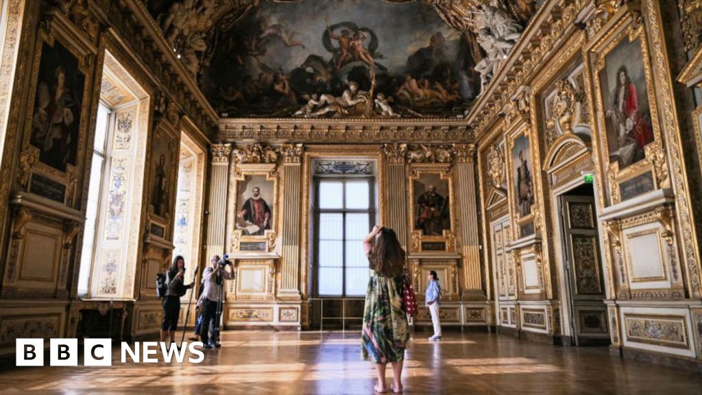 Watch: Louvre Museum reopens gallery after jewellery heist