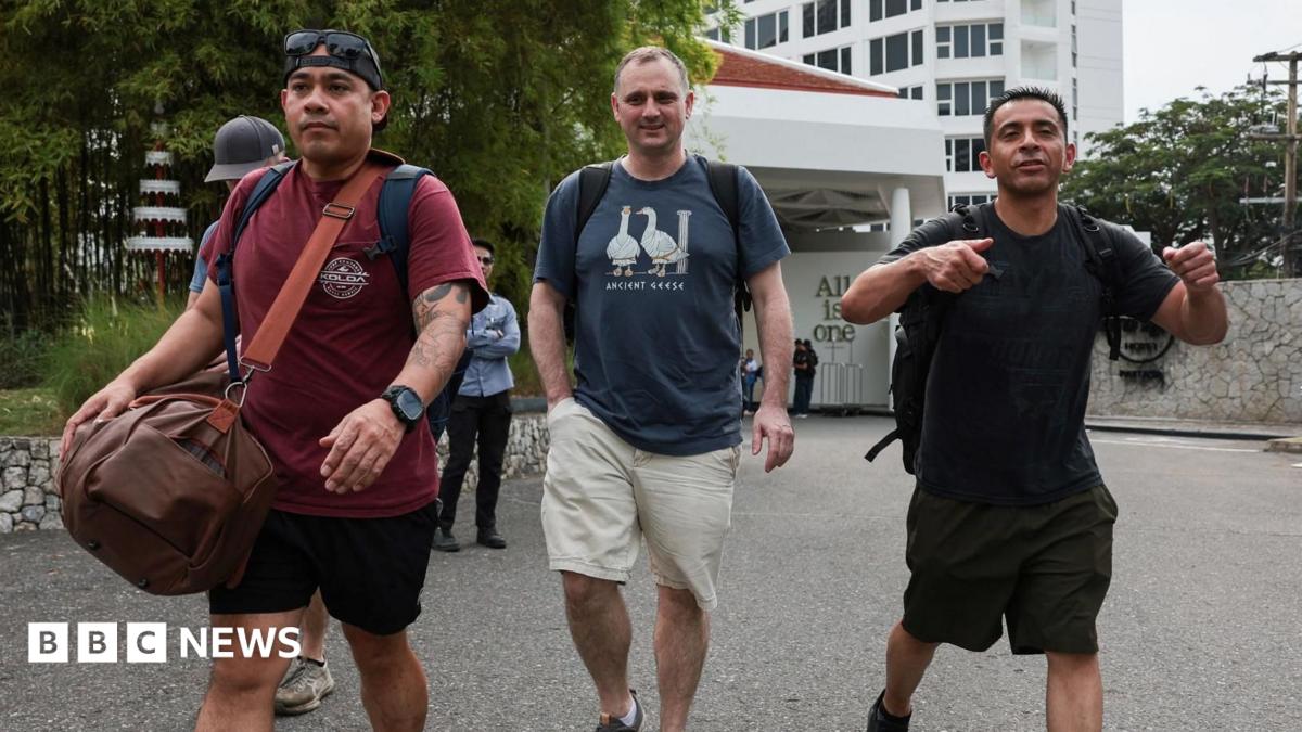USS Abraham Lincoln: US sailors unwind in Thailand by shopping and bar-hopping