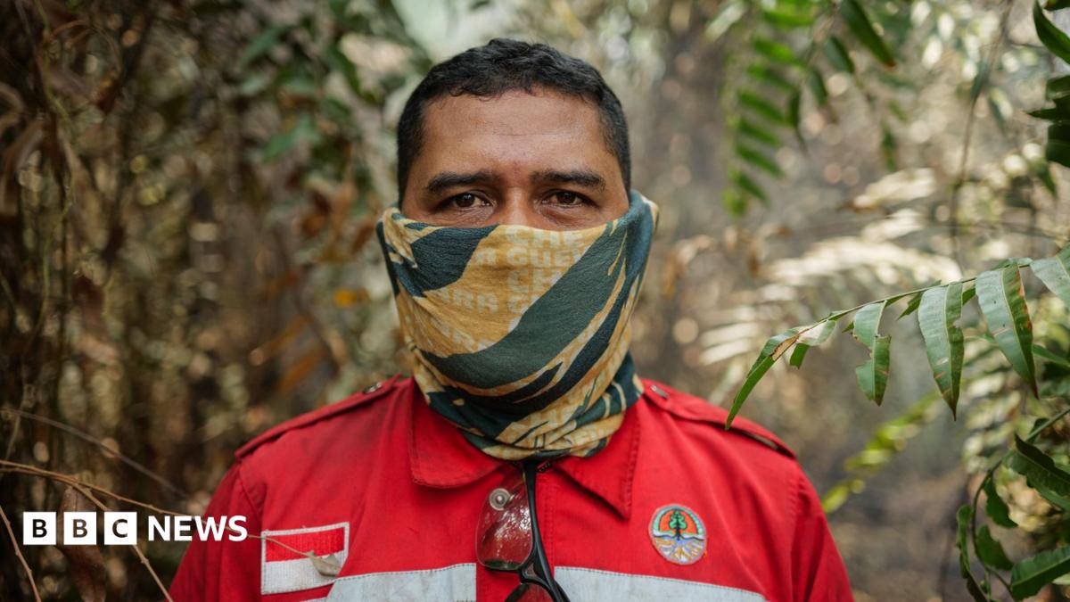 Indonesia fires: The volunteer firefighters risking their lives to defuse ‘carbon bombs’