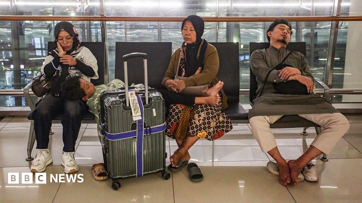 Volcano eruption triggers flight suspensions at Indonesia’s main airport