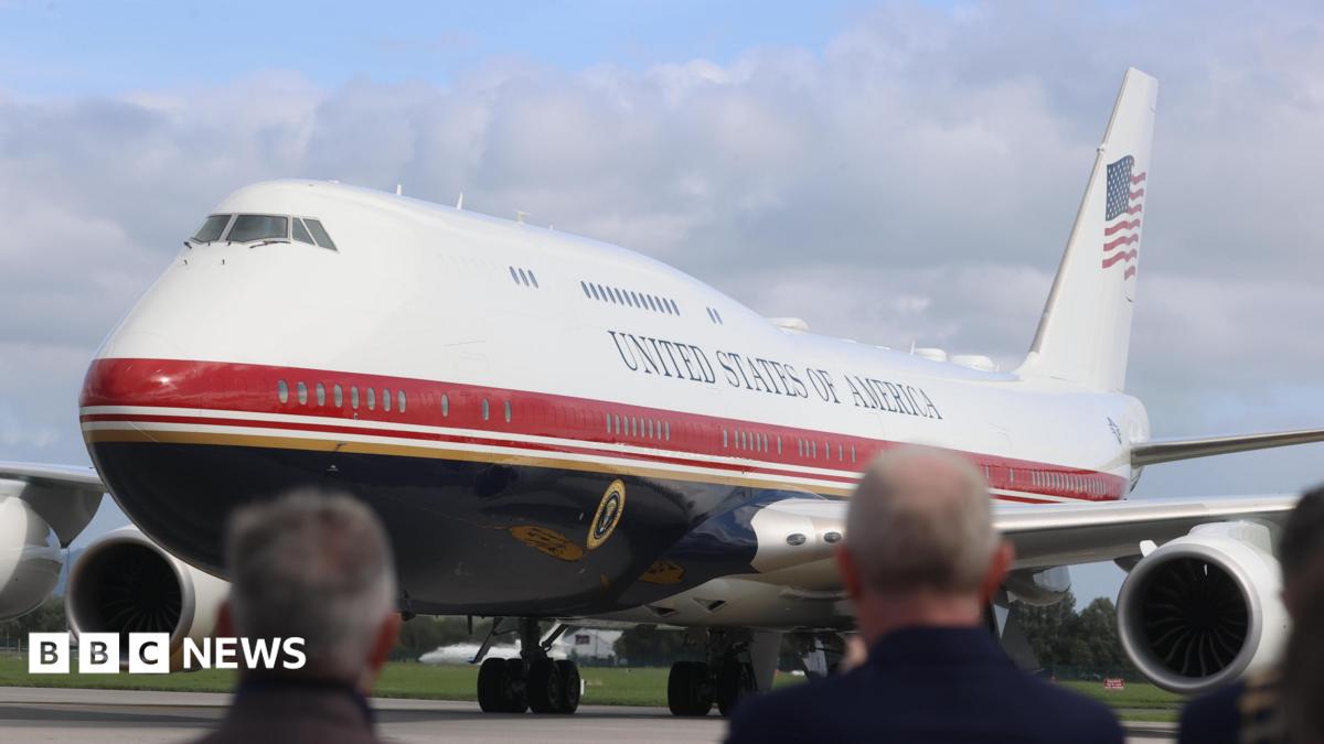 White House bars CNN from travelling with Trump on Air Force One
