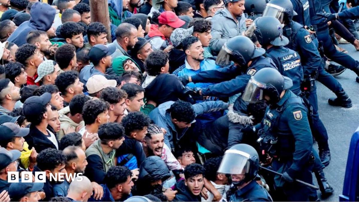 Police begin operation to move migrants from Ceuta beaches