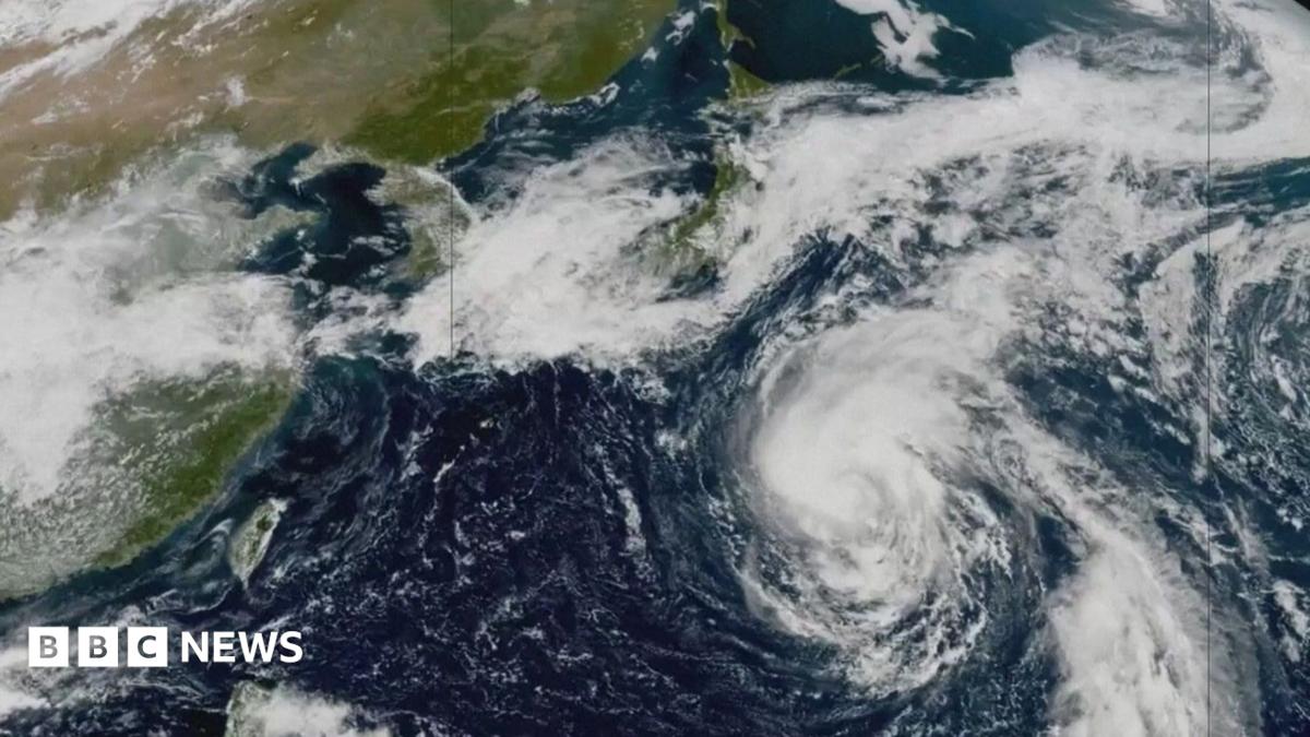 Timelapse shows Typhoon Dujuan barrelling towards Japan
