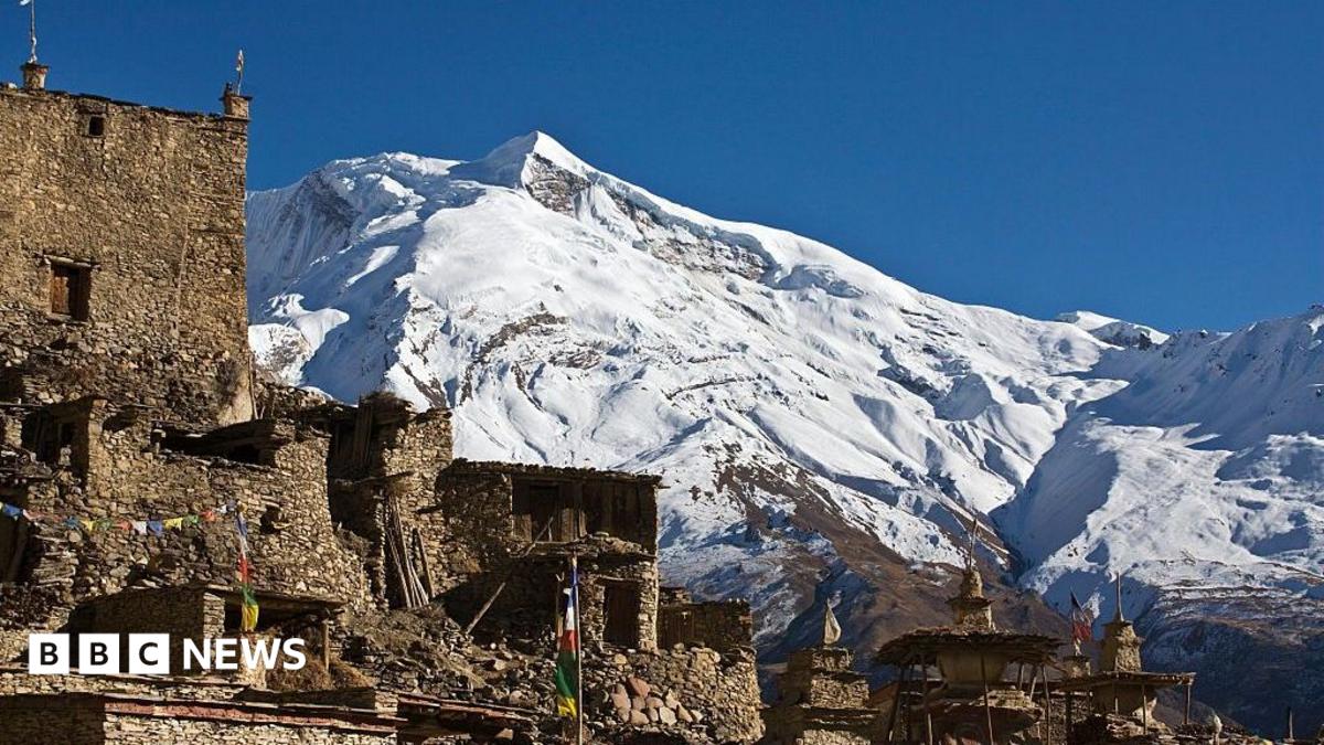Nepal: Ten climbers missing after avalanche hits Himalayan base camp