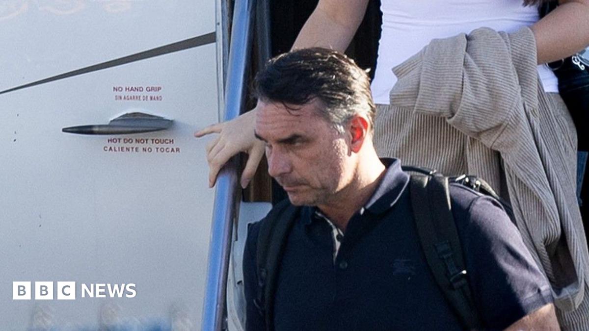 Flávio Bolsonaro lands in Miami after defeat in Brazil’s presidential election