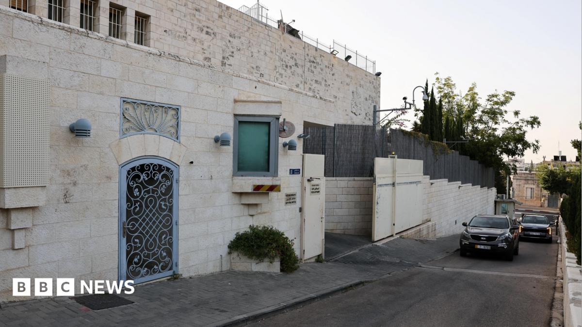 Most UK diplomats to leave East Jerusalem consulate, Israel says, as Miliband says ‘vital services’ to remain